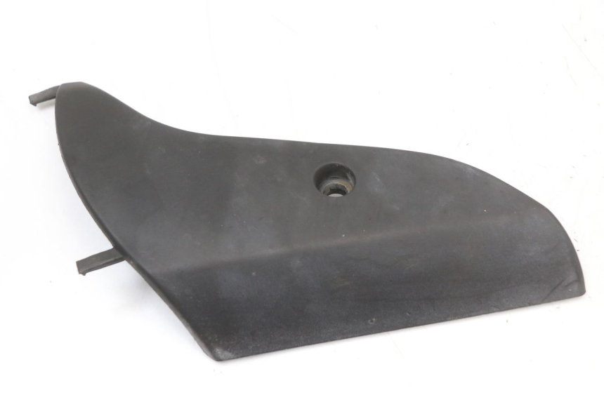 photo de JUNÇÃO DO CARENAGEM DIANTEIRO INFERIOR PIAGGIO VESPA S 2T 50 (2007 - 2014) - Detalhe da peça