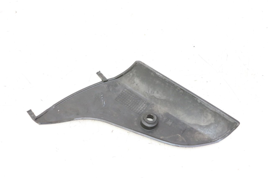 photo de JUNÇÃO DO CARENAGEM DIANTEIRO INFERIOR PIAGGIO VESPA S 2T 50 (2007 - 2014) - Detalhe da peça