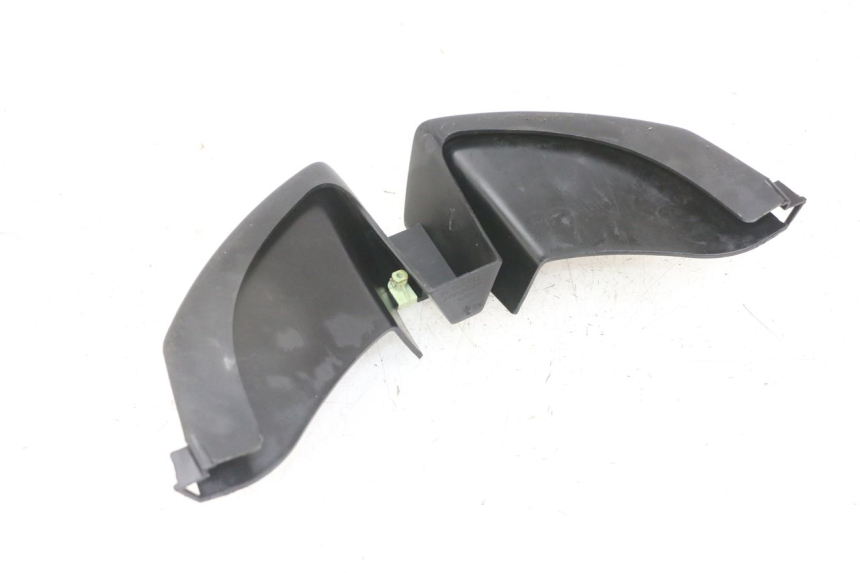 photo de JUNÇÃO DO CARENAGEM DIANTEIRO PEUGEOT JET FORCE CARBU 50 (2003 - 2016) - Detalhe da peça
