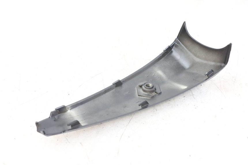 photo de JUNÇÃO DO CARENAGEM DIANTEIRO PIAGGIO LIBERTY 125 (2009 - 2013) - Detalhe da peça