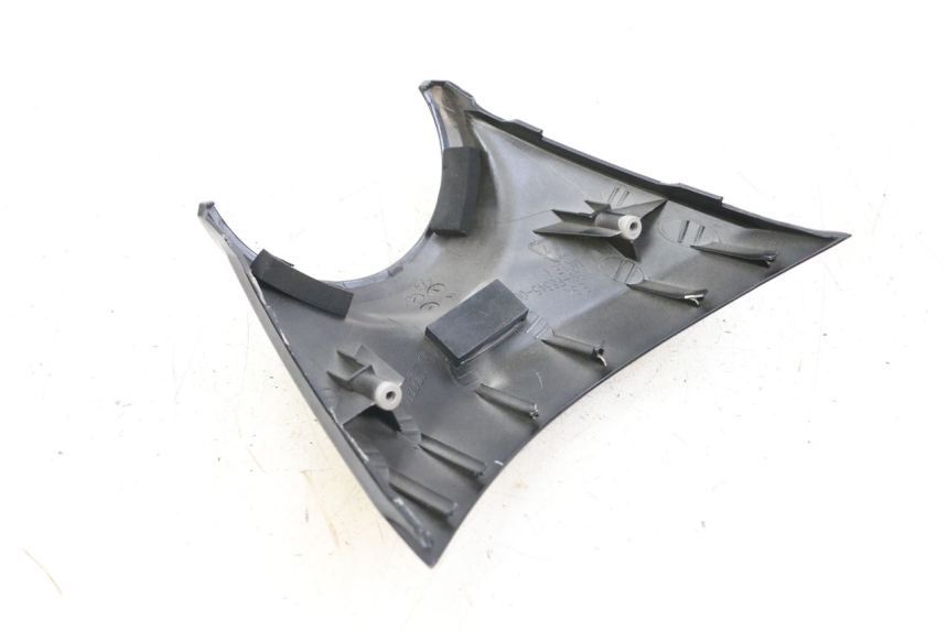 photo de JUNÇÃO DO CARENAGEM DIANTEIRO SUPERIOR YAMAHA BW'S BWS 125 (2010 - 2013) - Detalhe da peça