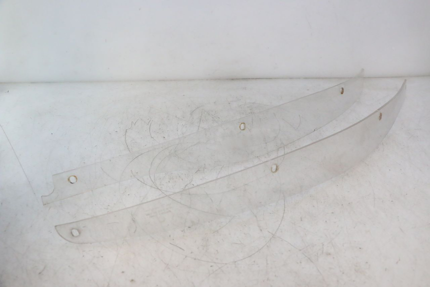 photo de JUNÇÃO DA CARROÇARIA DIANTEIRA SUPERIOR BMW C1 125 (2000 - 2003) - Detalhes característicos