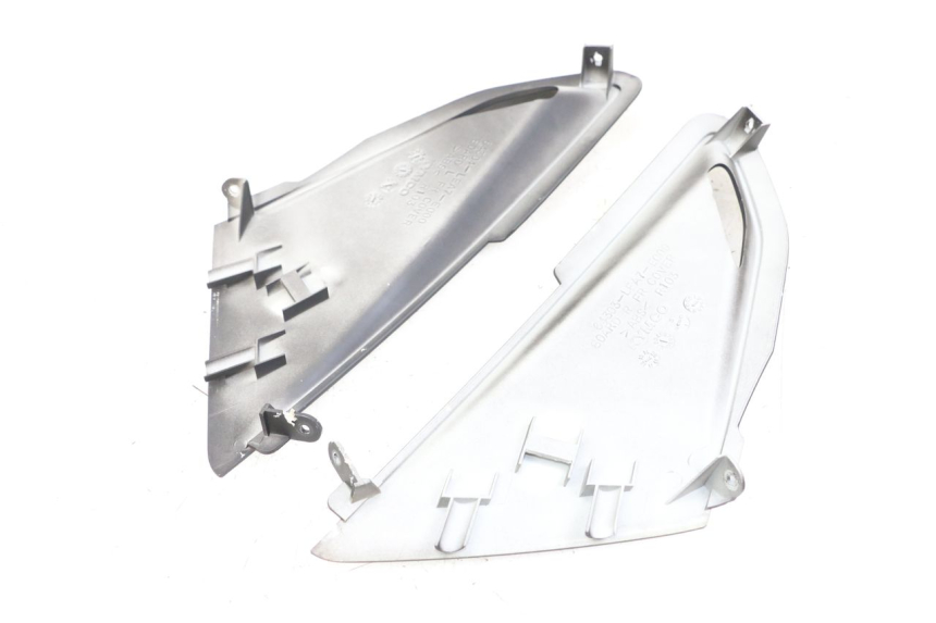 photo de JUNÇÃO DO CARENAGEM DIANTEIRO SUPERIOR KYMCO DINK STREET 125 (2009 - 2014) - Detalhe da peça