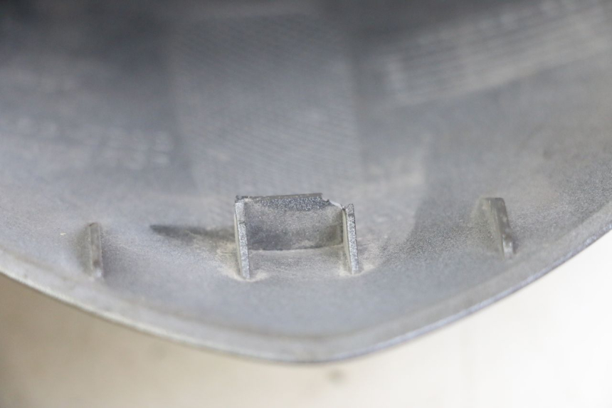 photo de JUNÇÃO DO PARA-LAMA DIANTEIRO SUPERIOR HONDA SH i 300 (2015 - 2020) - Detalhe da peça