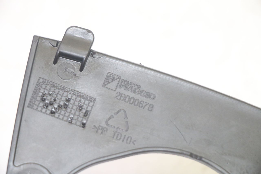 photo de JUNÇÃO DO PARA-LAMA DIANTEIRO SUPERIOR PIAGGIO MP3 HPE 350 (2018 - 2020) - Ampliação técnica