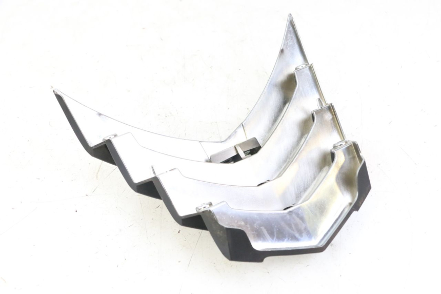 photo de JUNÇÃO DO PARA-LAMA DIANTEIRO SUPERIOR PEUGEOT CITYSTAR 50 (2013 - 2017) - Detalhe da peça