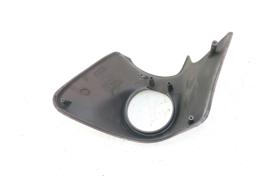 photo de JUNÇÃO DO CARENAGEM DIANTEIRO SUPERIOR APRILIA SCARABEO GT TOURING 125 (1999 - 2005) - Zoom do estado de desgaste
