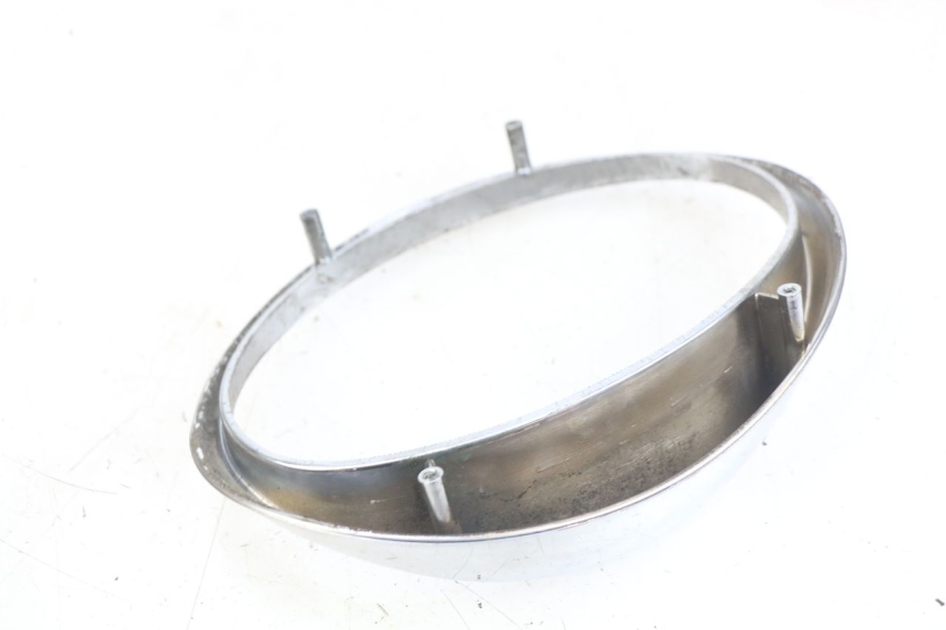 photo de JUNÇÃO DO PARA-LAMA DIANTEIRO SUPERIOR APRILIA SCARABEO 100 (2003 - 2012) - Detalhe da peça