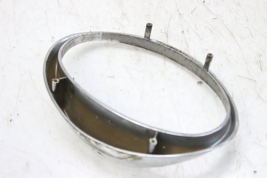 photo de JUNÇÃO DO PARA-LAMA DIANTEIRO SUPERIOR APRILIA SCARABEO 100 (2003 - 2012) - Detalhe da peça