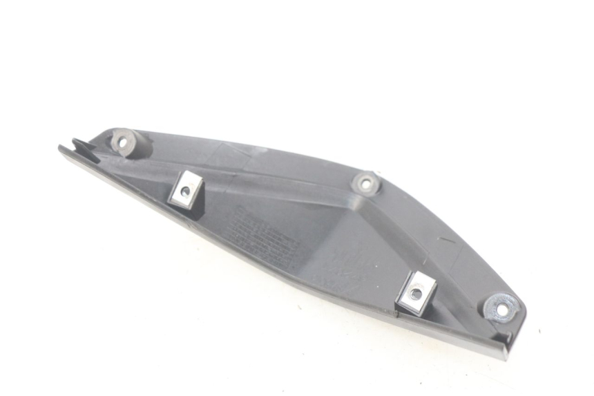 photo de JUNÇÃO DO PARA-LAMA DIANTEIRO SUPERIOR APRILIA SR 2T 50 (2012 - 2017) - Detalhe da peça