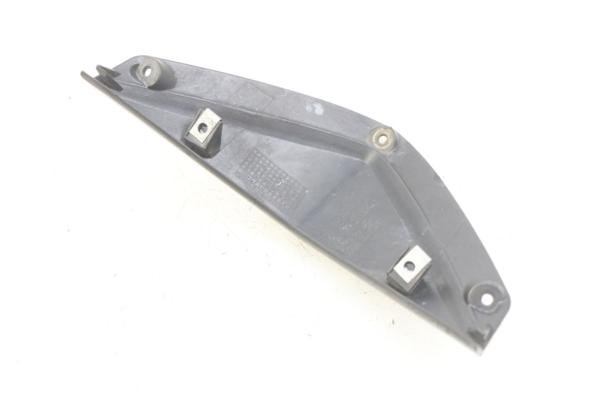 photo de JUNÇÃO DO PARA-LAMA DIANTEIRO SUPERIOR APRILIA SR 2T 50 (2012 - 2017) - Detalhe da peça