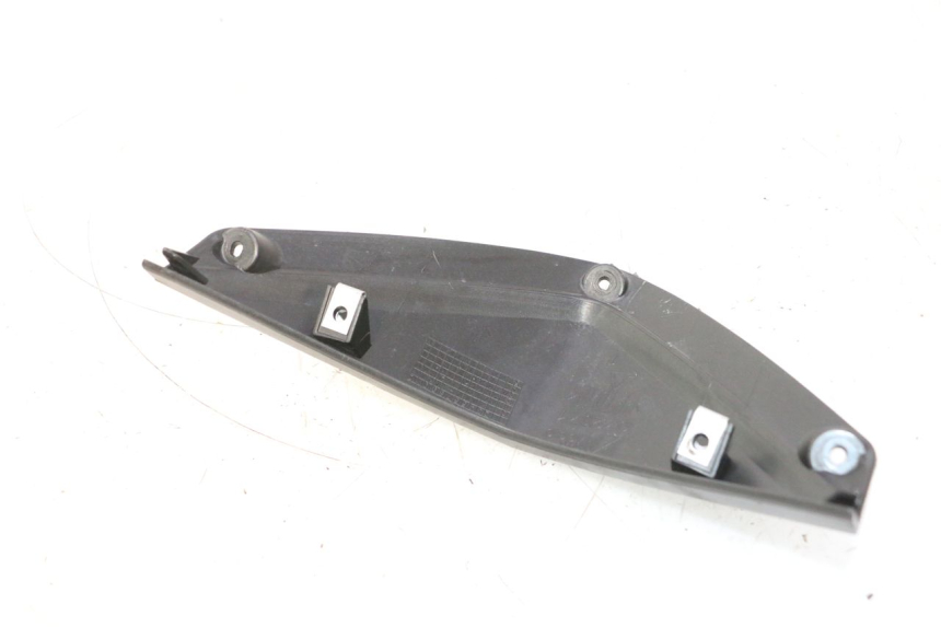 photo de JUNÇÃO DO PARA-LAMA DIANTEIRO SUPERIOR APRILIA SR 2T 50 (2012 - 2017) - Detalhe da peça