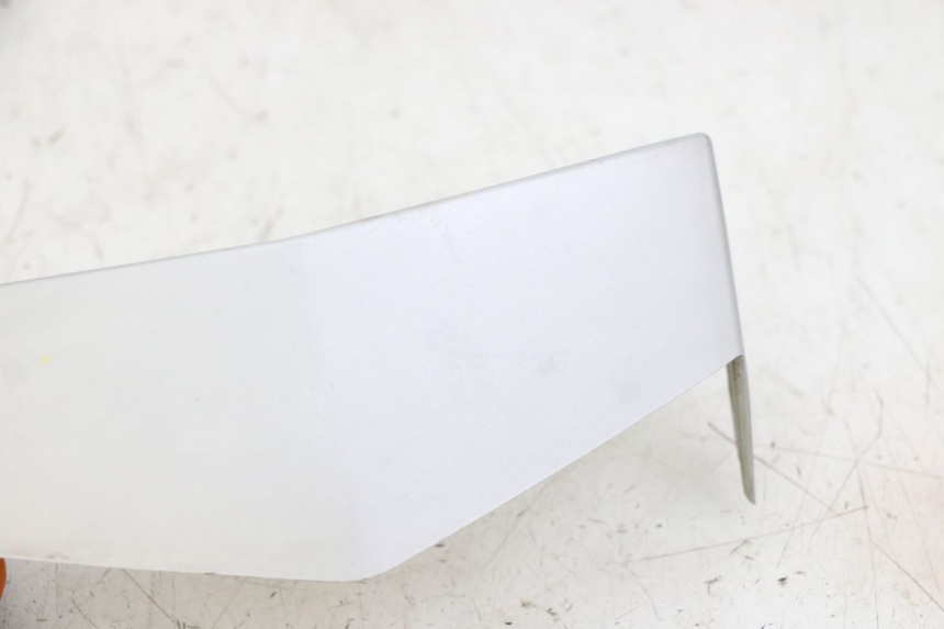 photo de JUNÇÃO DO CARENAGEM DIANTEIRO SUPERIOR PEUGEOT VIVACITY NEW 2T 50 (2008 - 2017) - Detalhe da peça
