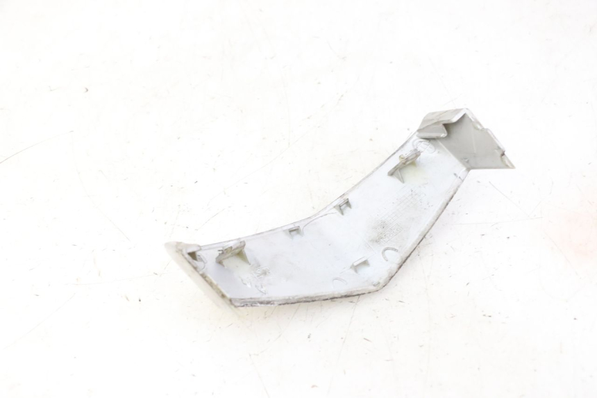 photo de JUNÇÃO DO CARENAGEM DIANTEIRO SUPERIOR PEUGEOT VIVACITY NEW 2T 50 (2008 - 2017) - Detalhe da peça