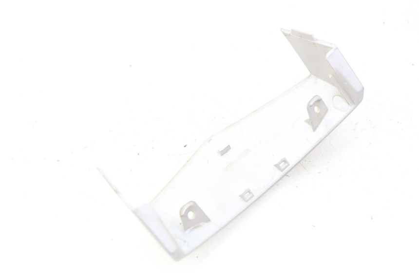 photo de JUNÇÃO DO PARA-LAMA DIANTEIRO SUPERIOR PEUGEOT VIVACITY NEW 4T 50 (2008 - 2017) - Detalhe da peça
