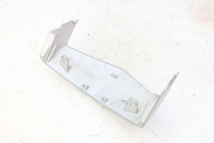 photo de JUNÇÃO DO PARA-LAMA DIANTEIRO SUPERIOR PEUGEOT VIVACITY NEW 4T 50 (2008 - 2017) - Detalhe da peça