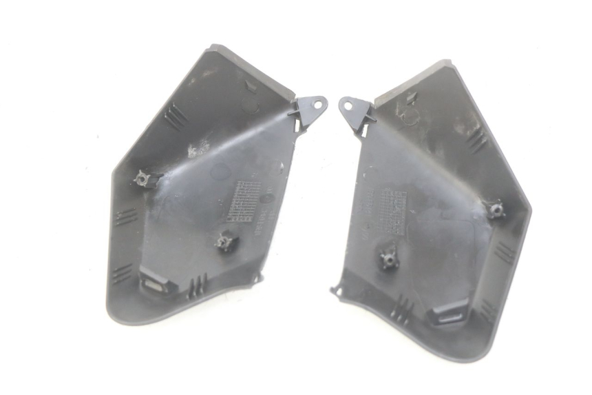 photo de JUNÇÃO DO CARENAGEM DIANTEIRO SUPERIOR YAMAHA XMAX X-MAX 125 (2006 - 2009) - Detalhe da peça