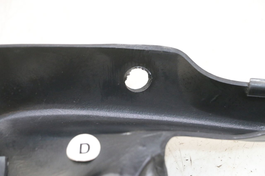 photo de JUNÇÃO DO PARA-LAMA DIANTEIRO SUPERIOR YAMAHA XJ6 ABS 600 (2008 - 2016) - Detalhe da peça