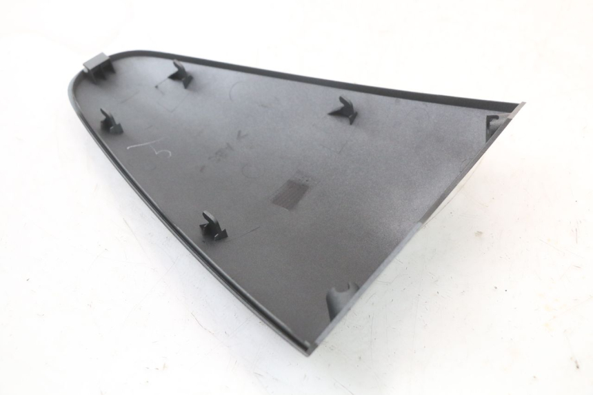 photo de JUNÇÃO DO CARENAGEM DIANTEIRO YAMAHA YP MAJESTY 125 (2002 - 2006) - Detalhes característicos