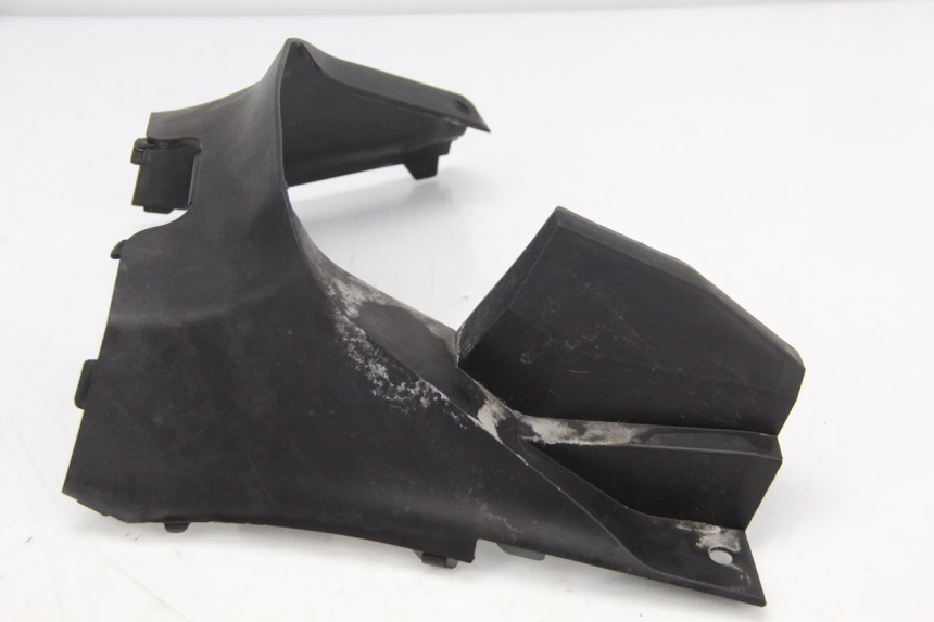 photo de JUNÇÃO DO APOIO PARA OS PÉS SUZUKI BURGMAN 125 (2007 - 2014) - Detalhe da peça