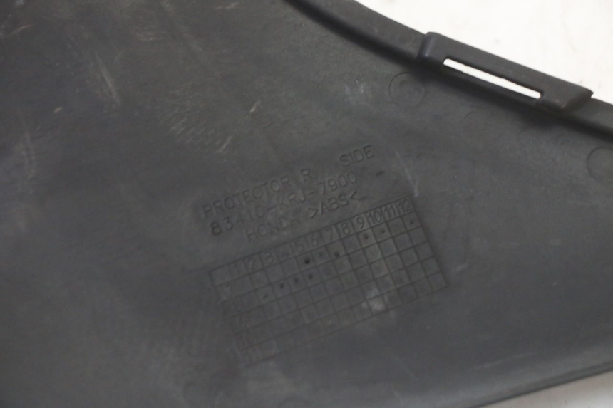 photo de JUNÇÃO DO DESCANSO DE PÉ DIREITO HONDA FES S-WING SWING ABS 125 (2007 - 2015) - Ampliação técnica
