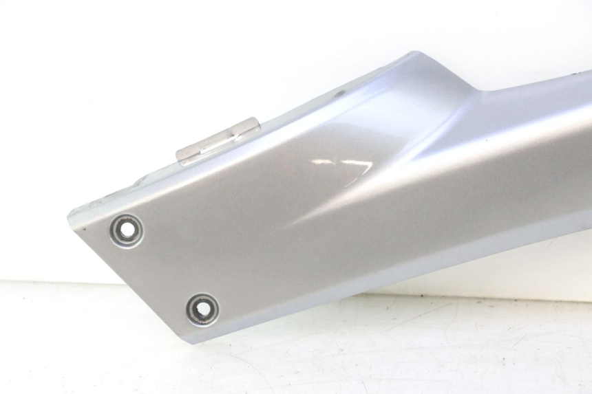 photo de JUNÇÃO DO DESCANSO DE PÉ DIREITO GILERA GP 800 (2007 - 2013) - Detalhe da peça
