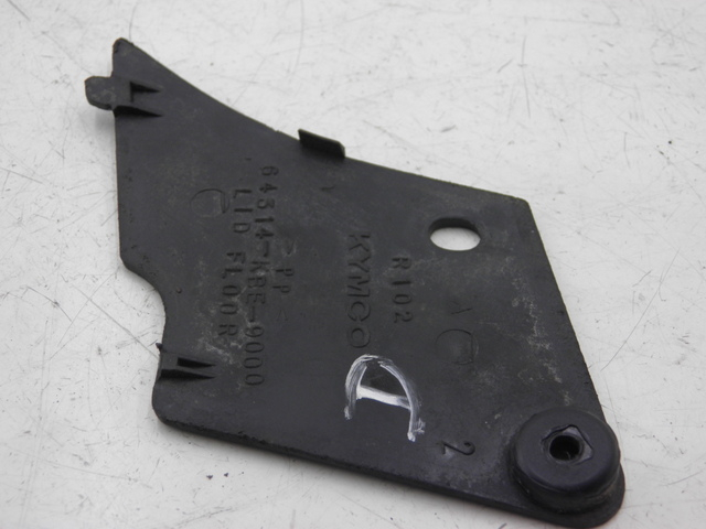 photo de JUNÇÃO DO DESCANSO DE PÉ DIREITO KYMCO SPACER 50 (1998 - 2009) - Zoom do estado de desgaste