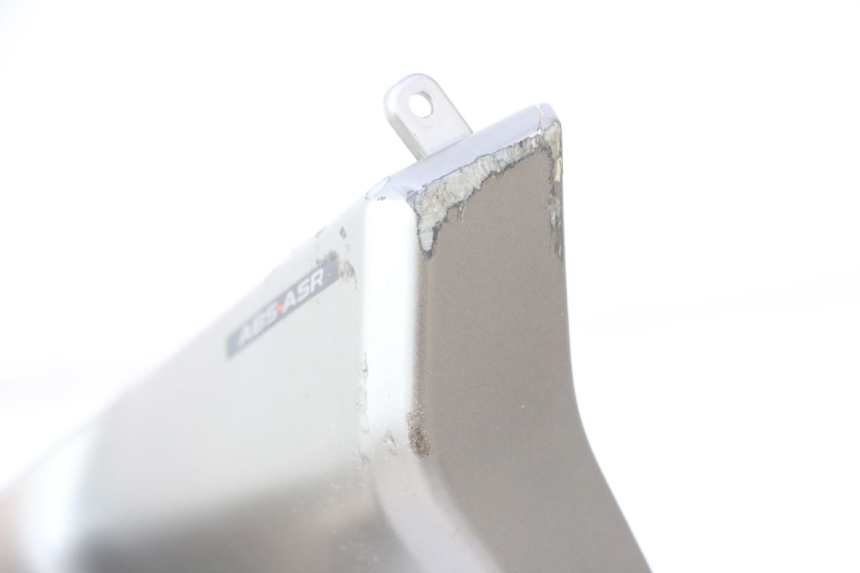 photo de JUNÇÃO DO DESCANSO DE PÉ DIREITO PIAGGIO MP3 HPE 530 (2022 - 2026) - Marcações e referências