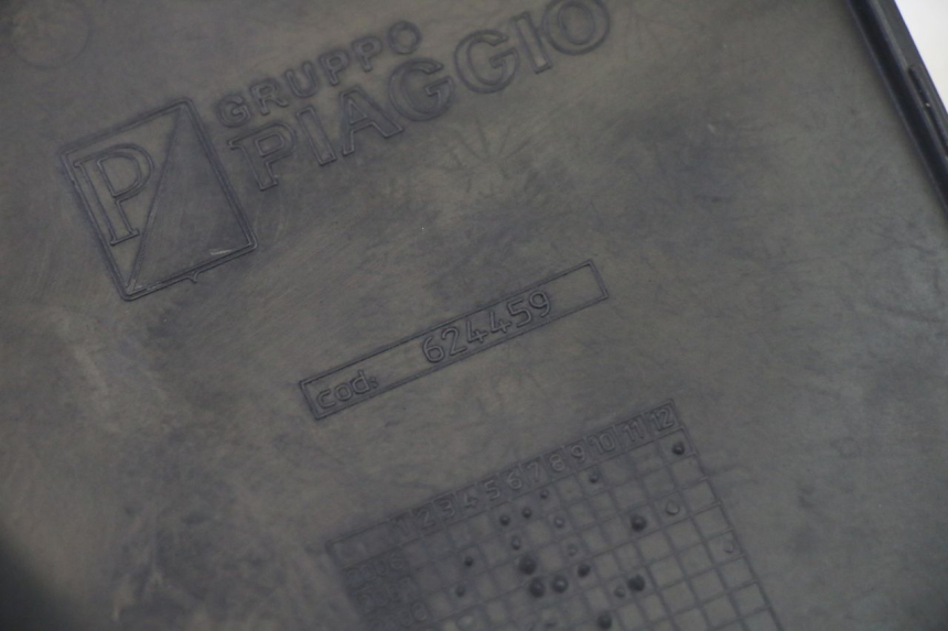 photo de JUNÇÃO DO DESCANSO DE PÉ DIREITO PIAGGIO MP3 500 (2011 - 2015) - Ampliação técnica