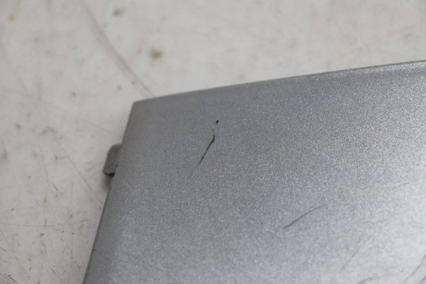 photo de JUNÇÃO DO DESCANSO DE PÉ DIREITO PIAGGIO MP3 125 (2006 - 2014) - Detalhe da peça
