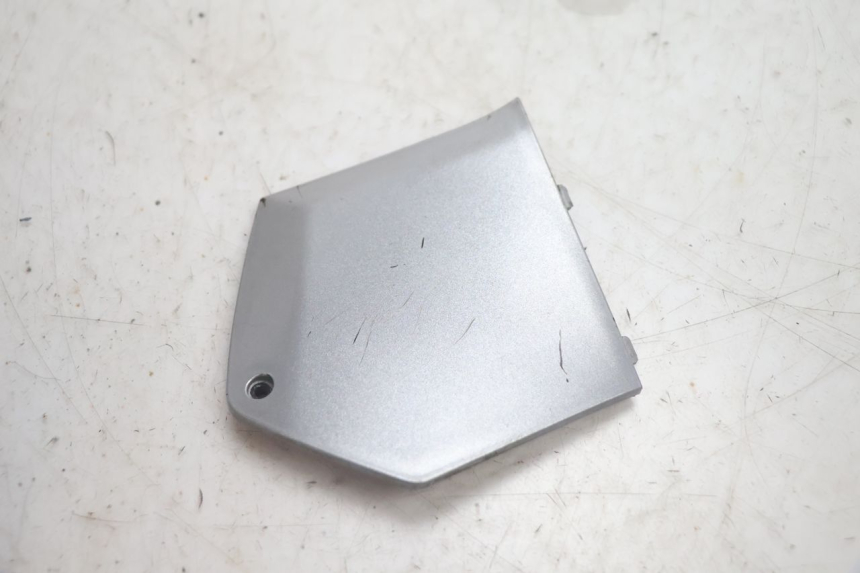 photo de JUNÇÃO DO DESCANSO DE PÉ DIREITO PIAGGIO MP3 125 (2006 - 2014) - Ampliação técnica