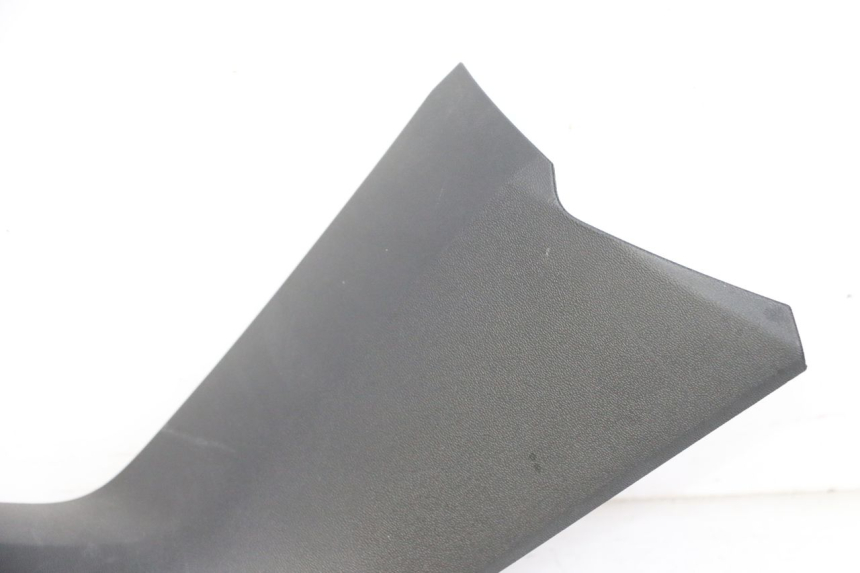 photo de JUNÇÃO DO DESCANSO DE PÉ DIREITO YAMAHA XMAX X-MAX 125 (2021 - 2025) - Pontos de fixação