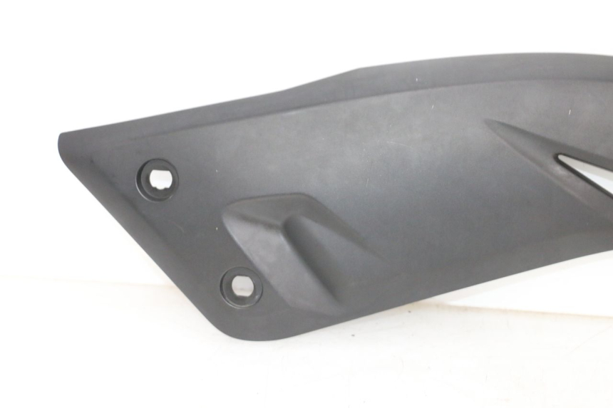 photo de JUNÇÃO DO DESCANSO DE PÉ DIREITO YAMAHA X-MAX XMAX 125 (2010 - 2013) - Ampliação dos componentes