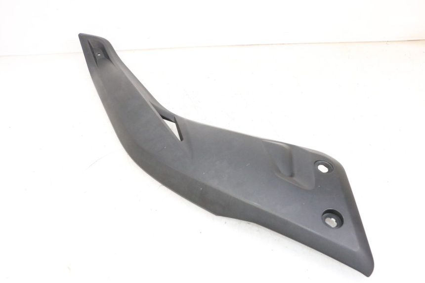 photo de JUNÇÃO DO DESCANSO DE PÉ DIREITO YAMAHA X-MAX XMAX 125 (2010 - 2013) - Peça verificada