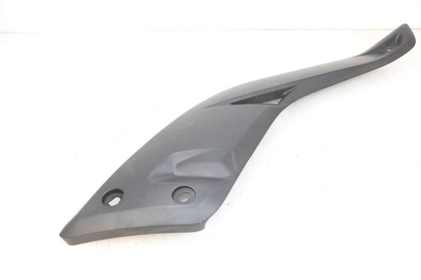photo de JUNÇÃO DO DESCANSO DE PÉ DIREITO YAMAHA X-MAX XMAX 125 (2010 - 2013) - Marcações e referências