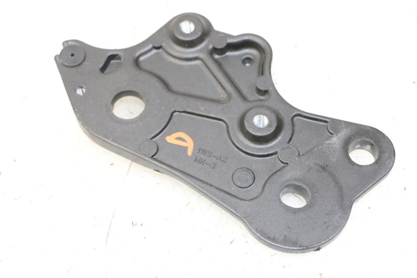 photo de JUNÇÃO DO DESCANSO DE PÉ DIREITO YAMAHA TRACER 7 700 (2020 - 2024) - Detalhe da peça