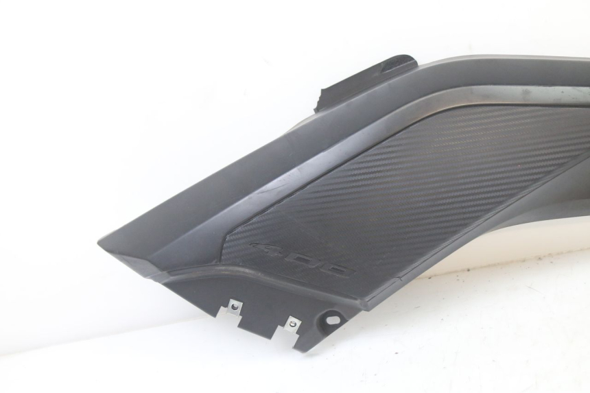photo de JUNÇÃO DO DESCANSO DE PÉ DIREITO YAMAHA YP X-MAX XMAX 400 (2014 - 2017) - Detalhe da peça