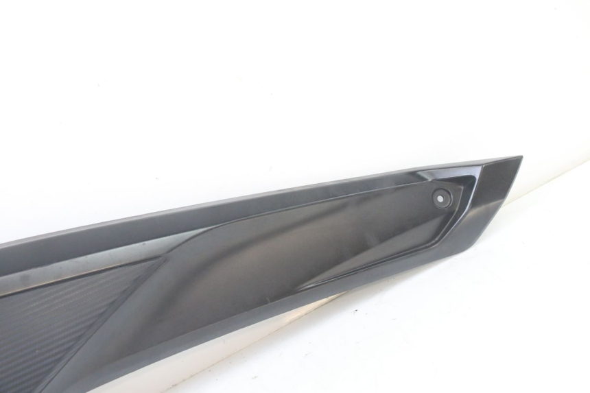 photo de JUNÇÃO DO DESCANSO DE PÉ DIREITO YAMAHA YP X-MAX XMAX 400 (2014 - 2017) - Zoom do estado de desgaste