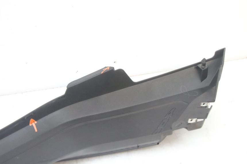 photo de JUNÇÃO DO DESCANSO DE PÉ DIREITO YAMAHA YP X-MAX XMAX 400 (2014 - 2017) - Peça verificada