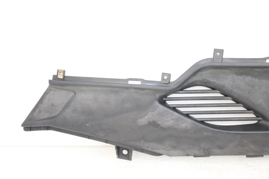 photo de JUNÇÃO DO DESCANSO DE PÉ ESQUERDO KYMCO DINK STREET ABS 125 (2011 - 2018) - Ampliação técnica