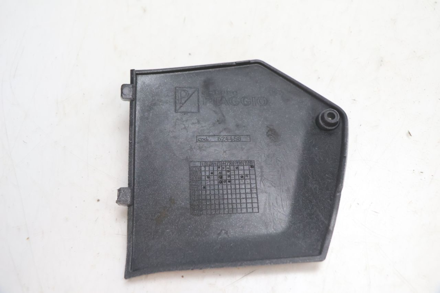 photo de JUNÇÃO DO DESCANSO DE PÉ ESQUERDO PIAGGIO MP3 LT 300 (2010 - 2016) - Zoom do estado de desgaste