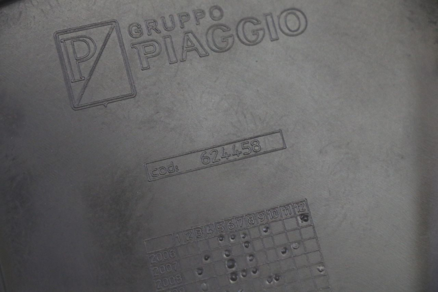 photo de JUNÇÃO DO DESCANSO DE PÉ ESQUERDO PIAGGIO MP3 500 (2011 - 2015) - Ampliação técnica