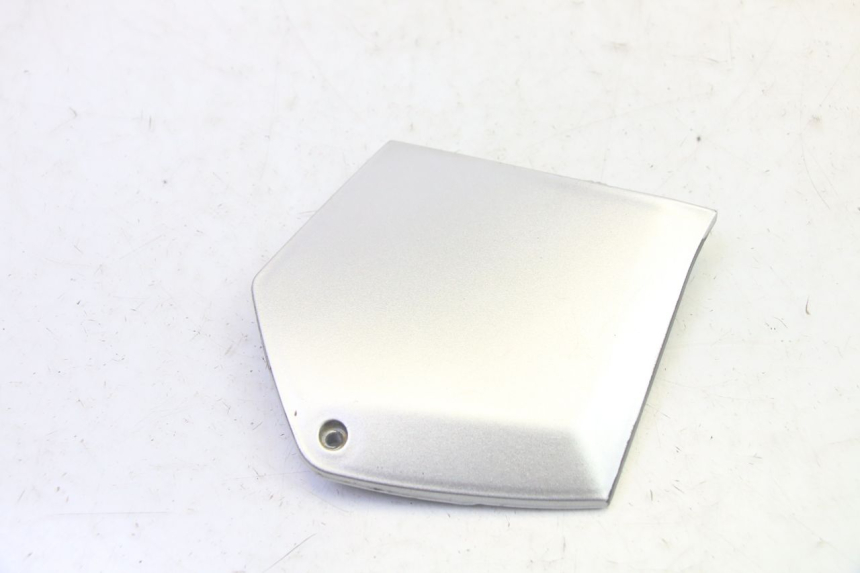 photo de JUNÇÃO DO DESCANSO DE PÉ ESQUERDO PIAGGIO MP3 RL 250 (2006 - 2010) - Detalhe da peça