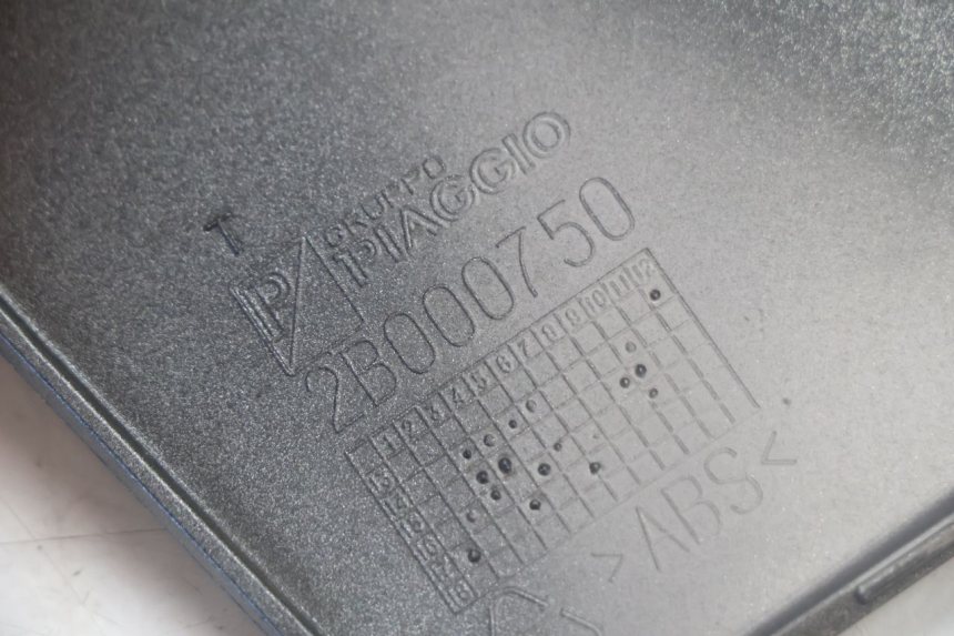 photo de JUNÇÃO DO DESCANSO DE PÉ ESQUERDO PIAGGIO MP3 500 (2016 - 2018) - Ampliação técnica