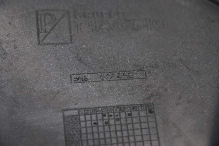 photo de JUNÇÃO DO DESCANSO DE PÉ ESQUERDO PIAGGIO MP3 125 (2006 - 2014) - Ampliação técnica