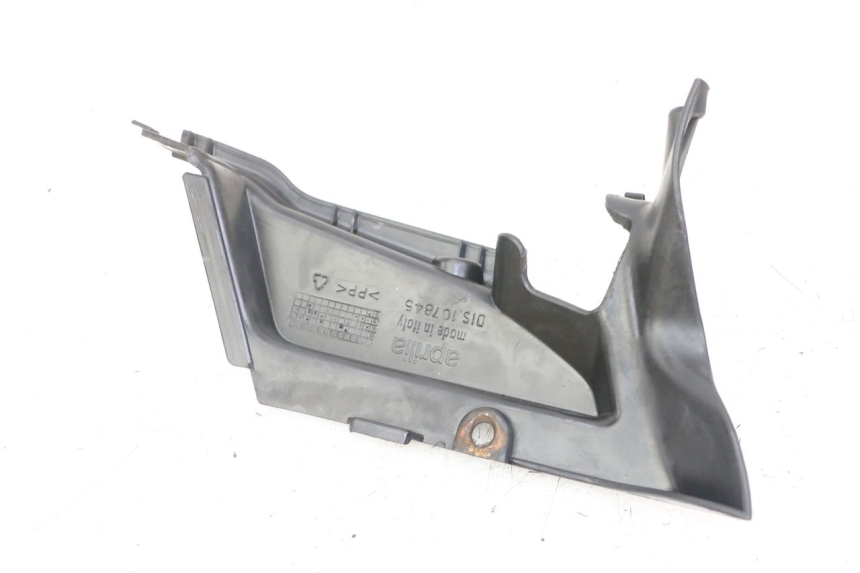 photo de JUNÇÃO DO DESCANSO DE PÉ ESQUERDO APRILIA SCARABEO GT TOURING 125 (1999 - 2005) - Detalhe da peça
