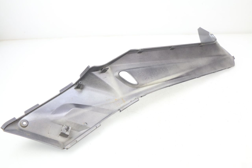 photo de JUNÇÃO DO DESCANSO DE PÉ ESQUERDO YAMAHA XMAX X-MAX 125 (2006 - 2009) - Ampliação técnica