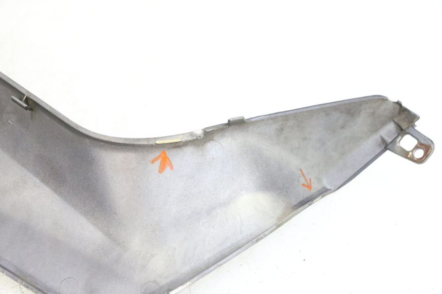 photo de JUNÇÃO DO DESCANSO DE PÉ ESQUERDO YAMAHA XMAX X-MAX 125 (2006 - 2009) - Pontos de fixação