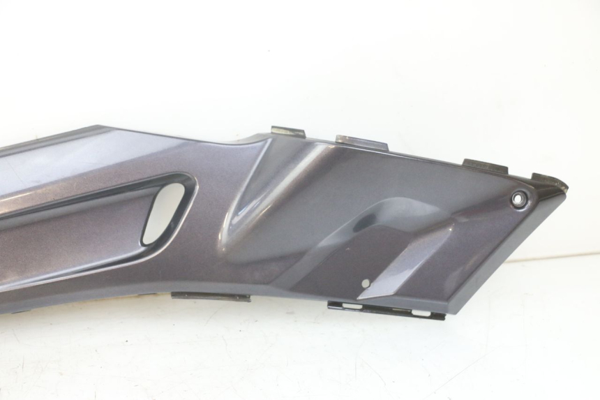 photo de JUNÇÃO DO DESCANSO DE PÉ ESQUERDO YAMAHA XMAX X-MAX 125 (2006 - 2009) - Marcações e referências