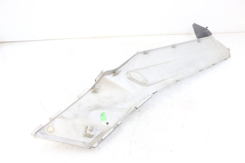 photo de JUNÇÃO DO DESCANSO DE PÉ ESQUERDO YAMAHA XMAX X-MAX 125 (2006 - 2009) - Detalhe da peça